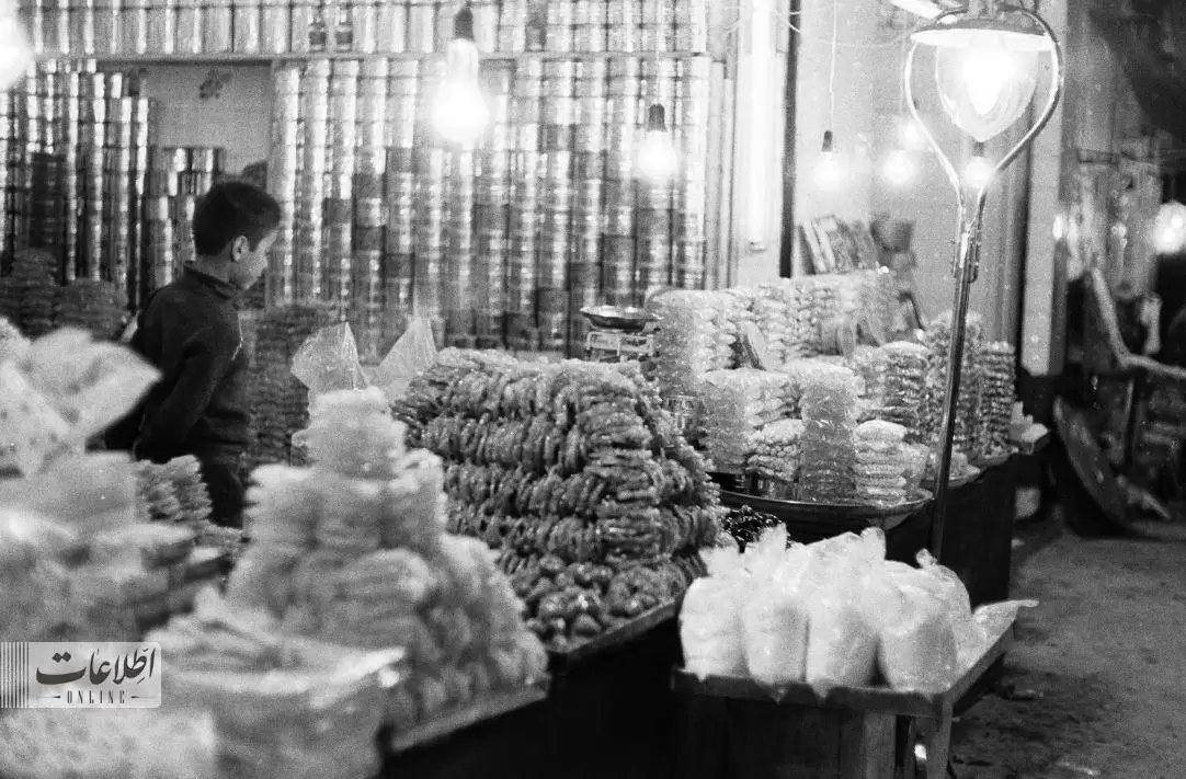 (عکس) سفر به تهران قدیم؛ فروش زولبیا و بامیه در بازار تهران 55 سال قبل