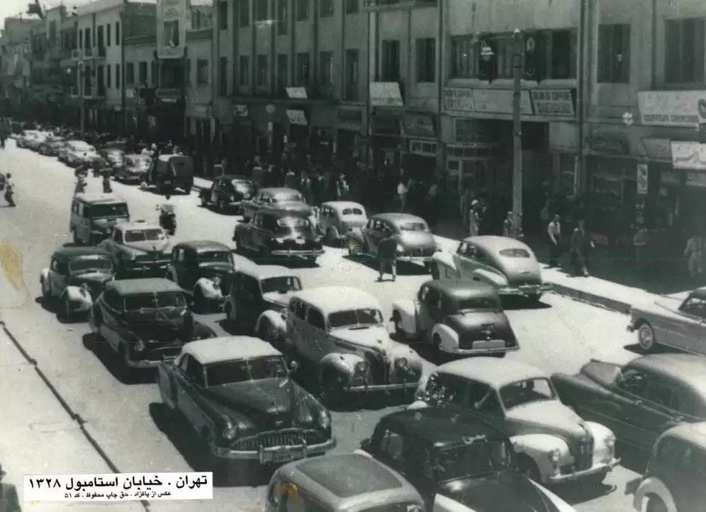 (عکس) سفر به تهران قدیم؛ تصویر جالب از تردد خودروها در خیابان استانبول؛ 75 سال قبل