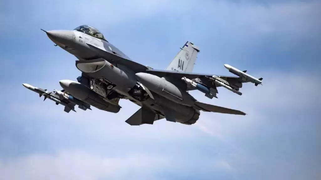 (تصاویر) f-16 یا su-35؛ افعی آمریکایی بهتر است یا مهاجم روسی؟