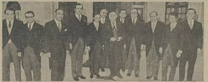 (تصاویر) عکس و ژست جالب هویدا بعد از برکناری 7وزیر کابینه!