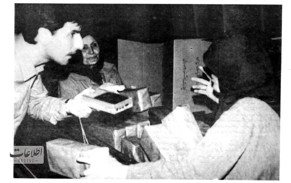 (عکس) سفر به تهران قدیم؛ کارگران سیگار پیچ در کارخانه دخانیات تهران 