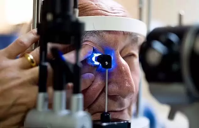 (تصاویر) انجام موفقیت آمیز نخستین پیوند قرنیه مصنوعی جهان برای پیرمرد 91 ساله