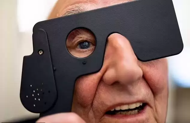 (تصاویر) انجام موفقیت آمیز نخستین پیوند قرنیه مصنوعی جهان برای پیرمرد 91 ساله