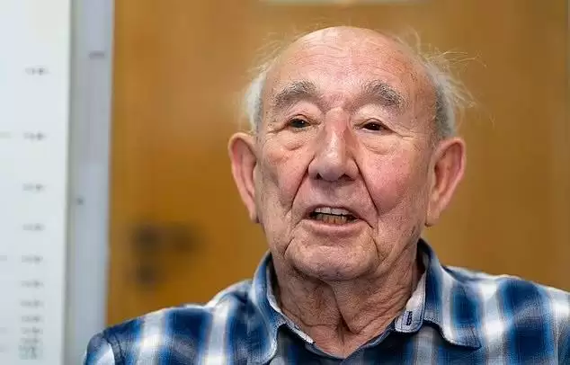 (تصاویر) انجام موفقیت آمیز نخستین پیوند قرنیه مصنوعی جهان برای پیرمرد 91 ساله