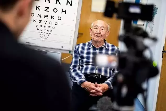 (تصاویر) انجام موفقیت آمیز نخستین پیوند قرنیه مصنوعی جهان برای پیرمرد 91 ساله