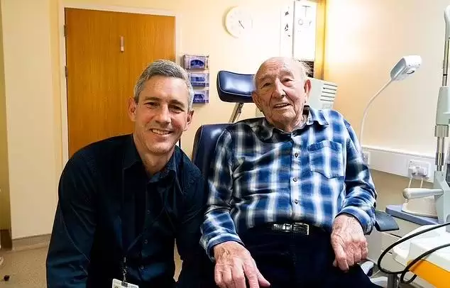 (تصاویر) انجام موفقیت آمیز نخستین پیوند قرنیه مصنوعی جهان برای پیرمرد 91 ساله