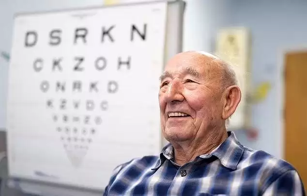 (تصاویر) انجام موفقیت آمیز نخستین پیوند قرنیه مصنوعی جهان برای پیرمرد 91 ساله