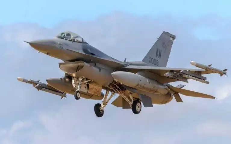 (تصاویر) مقایسه جامع جنگنده های f-22 و f-16: پرندگان درنده