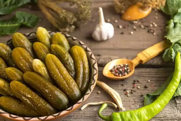 طرز تهیه خیارشور دبه ای بدون سرکه