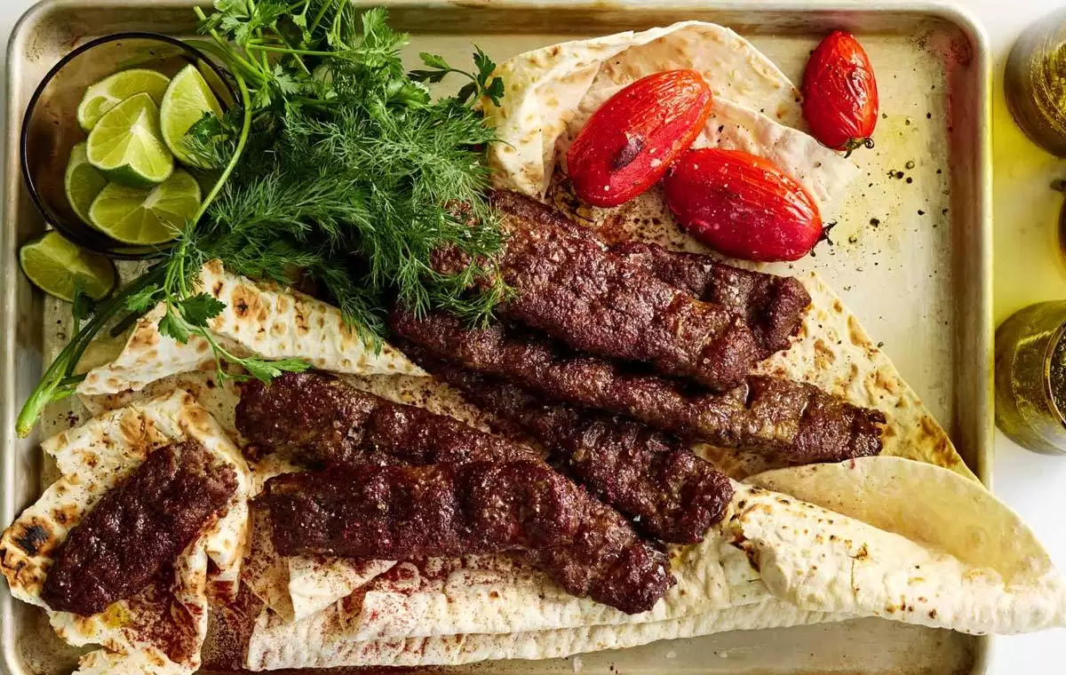 طرز تهیه کباب کوبیده در خانه؛ راز جلوگیری از ریزش کباب