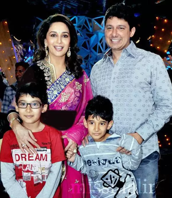 بیوگرافی مادوری دیکشیت