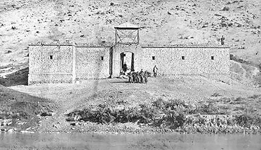 سفر به ایران قدیم؛ چرا قراول ها هنگام اذان پیشفنگ می کردند؟