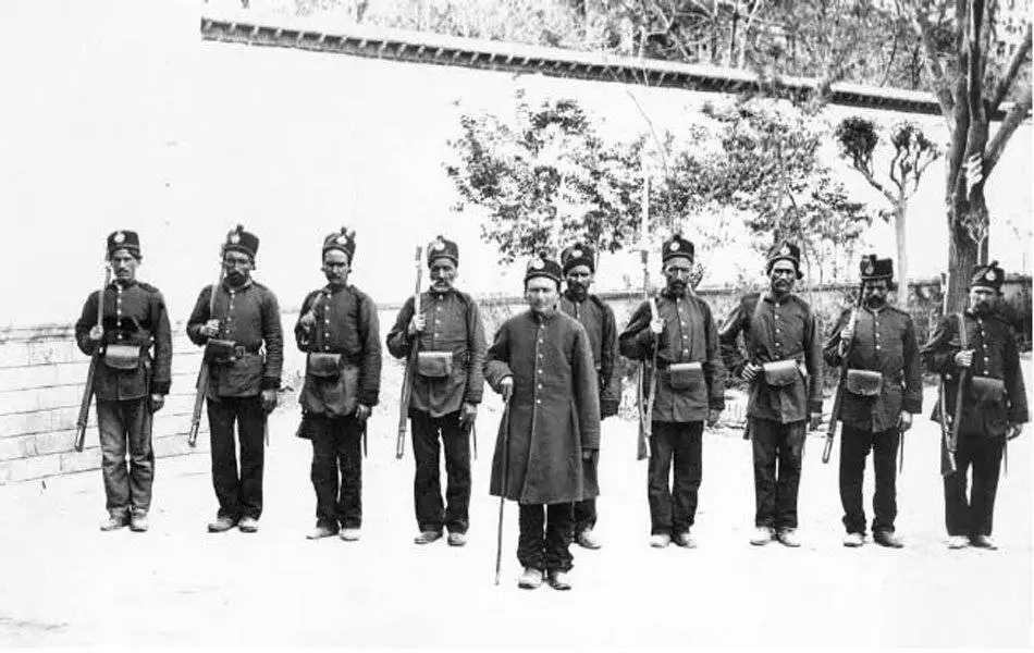 سفر به ایران قدیم؛ چرا قراول ها هنگام اذان پیشفنگ می کردند؟