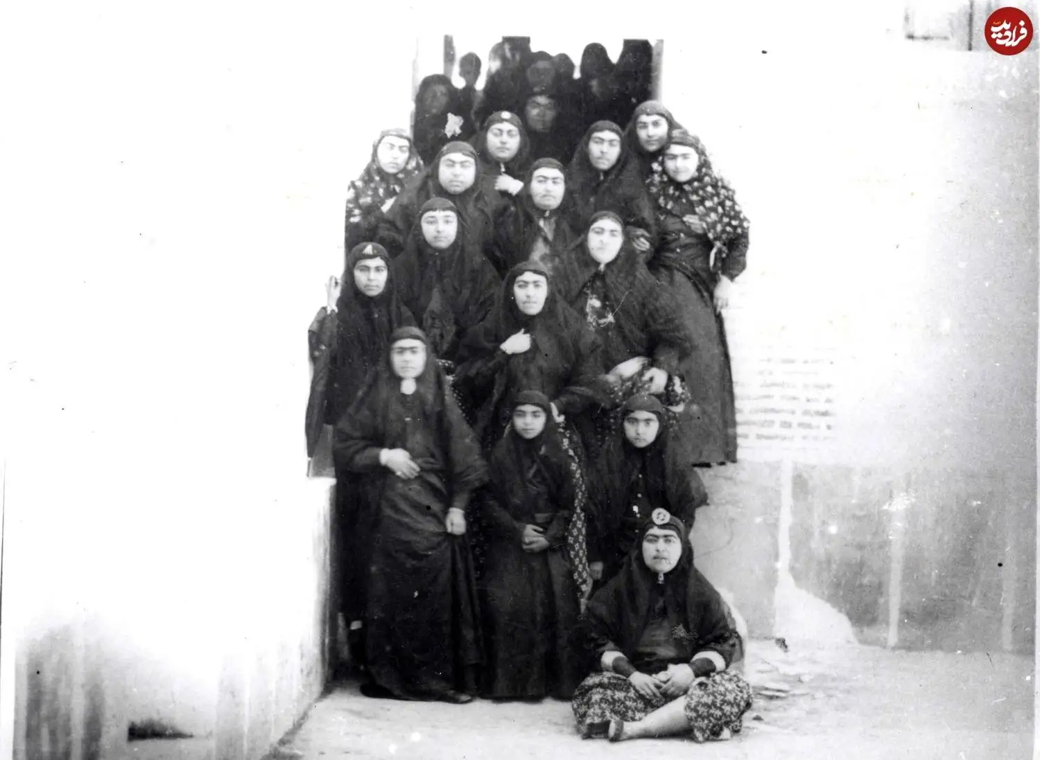 (تصاویر) سفر به عصر قاجار؛ از اردوی همایونی در جاده چالوس تا گروه زن ها روی پلّکان