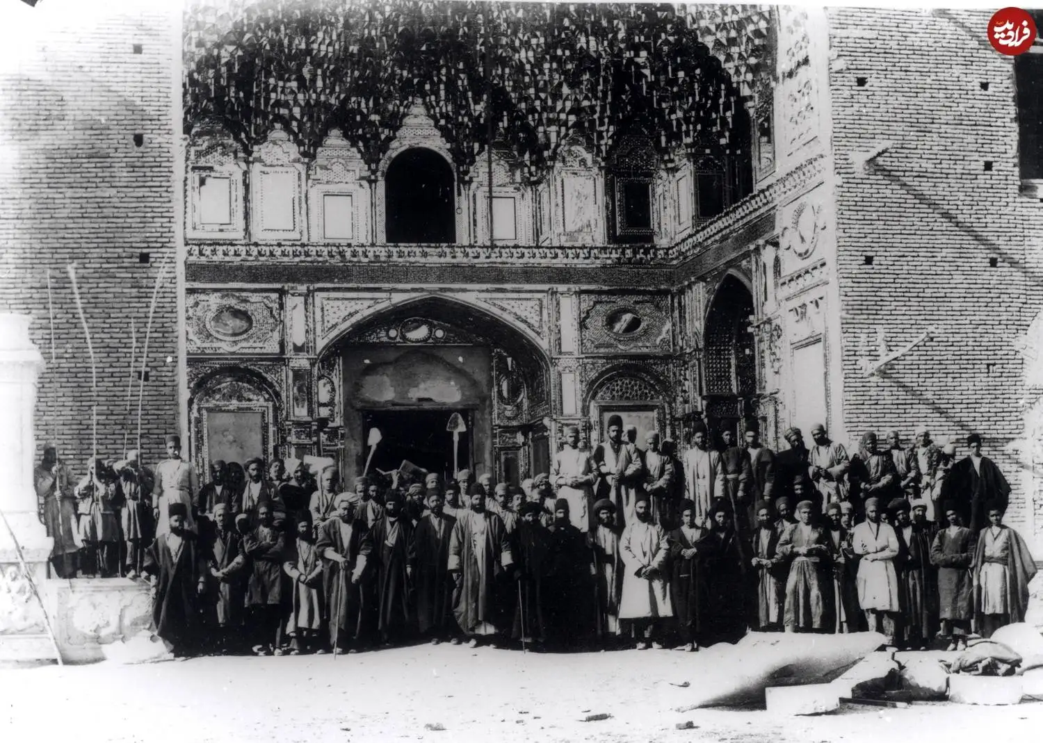 (تصاویر) سفر به عصر قاجار؛ از اردوی همایونی در جاده چالوس تا گروه زن ها روی پلّکان