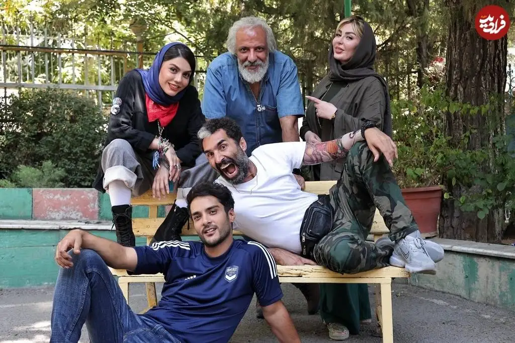 (عکس) «امیر جعفری، آزاده، ساعد، نیوشا و هادی کاظمی» در پشت صحنه فیلم پول و پارتی؛ سال 1402