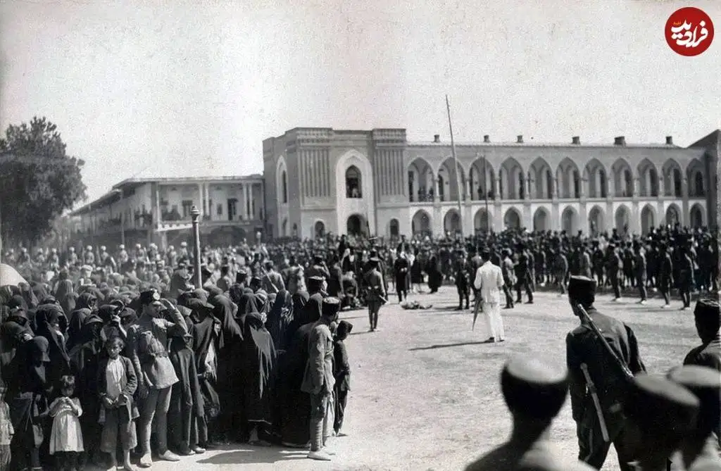 (عکس) تهران قدیم؛ «مراسم شتر قربانی در میدان توپخانه»؛ اردیبهشت سال 1305