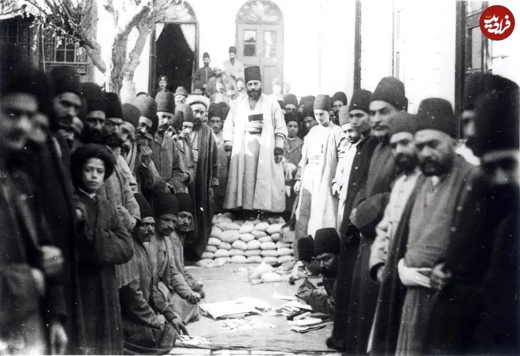 (تصاویر) سفر به عصر قاجار؛ از تقسیم پول در آبدارخانۀ مبارکه تا پلوخوری در باغ های سرخه حصار