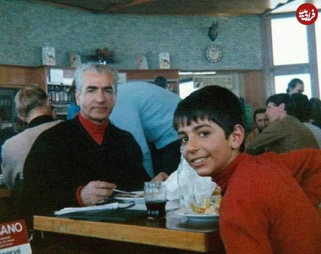 (عکس) سفر به تاریخ؛ «محمدرضا پهلوی» در حال غذاخوردن با پسرش در سوئیس؛ سال 49
