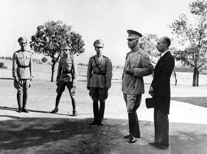 (عکس) سفر به تاریخ؛ «رضاخان» در آخرین روزهای سلطنتش در اقدسیه