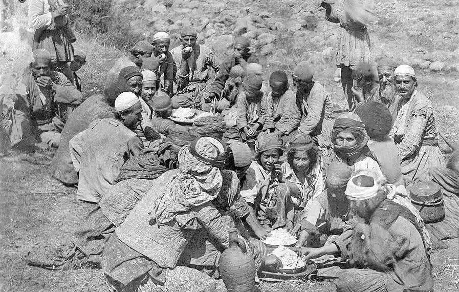(تصاویر) سفر به ایران قدیم؛ سفره ایرانیان باستان چگونه بود؟؛ از کباب بره تا شمع و شهد