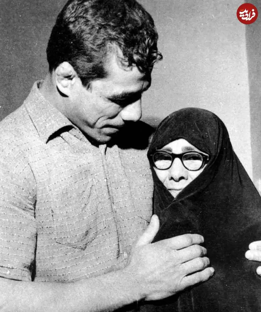 (عکس) سفر به زمان؛ ژست صمیمانه «غلامرضا تختی در کنار مادرش»؛ دهه 40