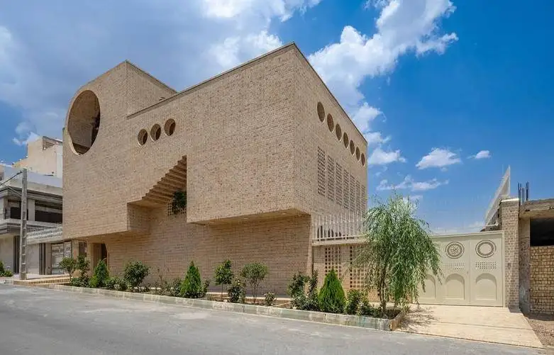 ( تصاویر) معماری که در خمینی شهر با خواسته های متناقض کارفرما یک شاهکار ساخت! 