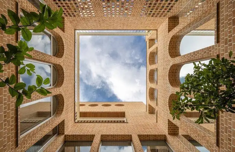 ( تصاویر) معماری که در خمینی شهر با خواسته های متناقض کارفرما یک شاهکار ساخت! 