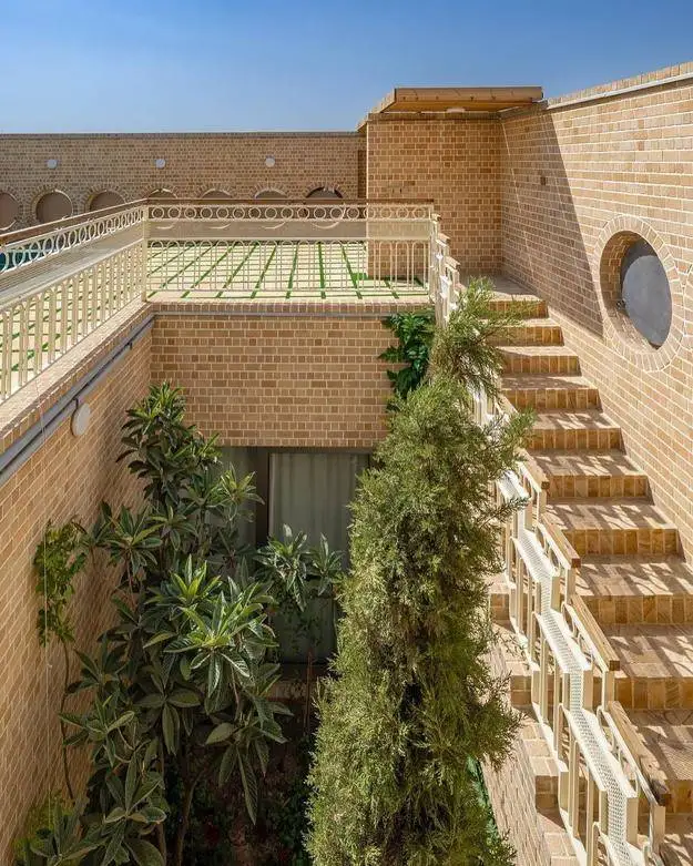 ( تصاویر) معماری که در خمینی شهر با خواسته های متناقض کارفرما یک شاهکار ساخت! 