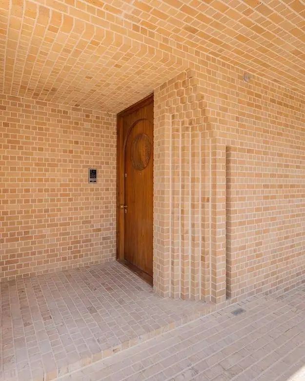 ( تصاویر) معماری که در خمینی شهر با خواسته های متناقض کارفرما یک شاهکار ساخت! 