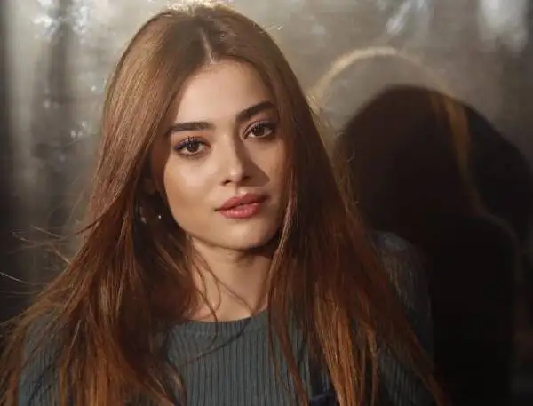 تصاویر؛ زندگی خصوصی و بیوگرافی سیمای بارلاس