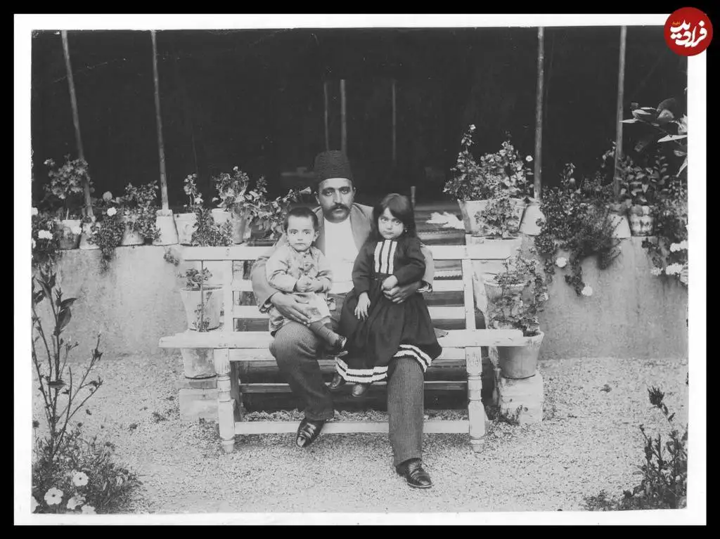 عکس؛ سفر در زمان؛ «اعتصام السلطنه، نوه ناصرالدین شاه و فرزندان اش»؛ دهه 1270