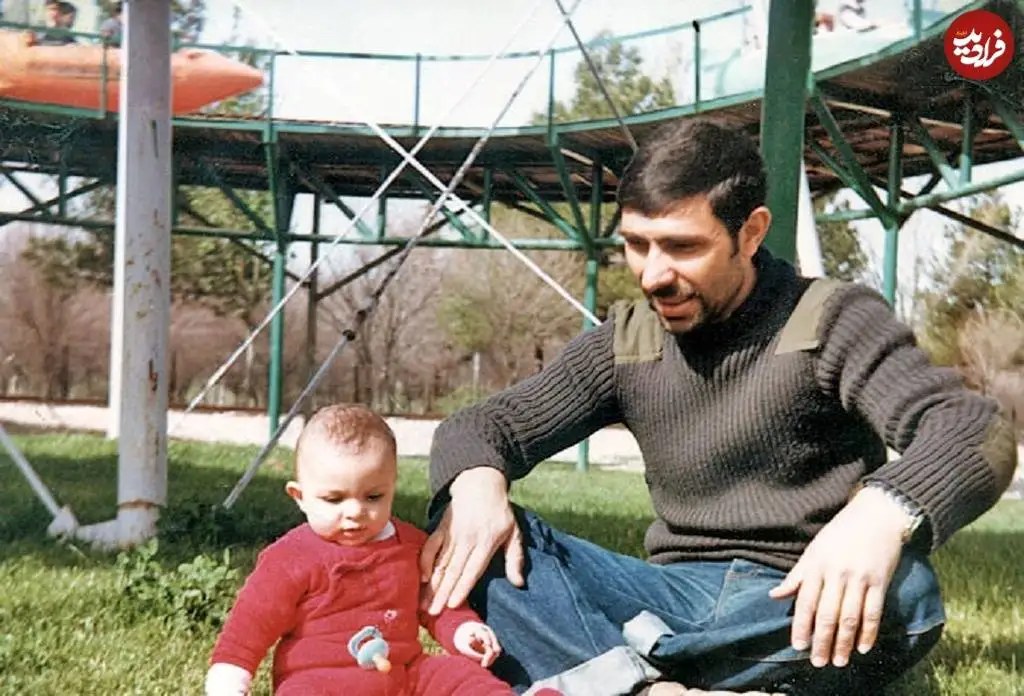 عکس؛ سفر در زمان؛ «صیاد شیرازی در حال بازی با فرزند اول اش در پارک»؛ سال 52