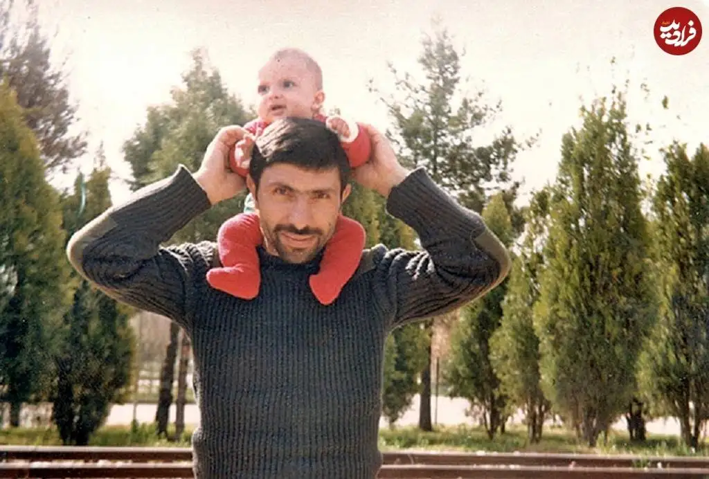 عکس؛ سفر در زمان؛ «صیاد شیرازی در حال بازی با فرزند اول اش در پارک»؛ سال 52