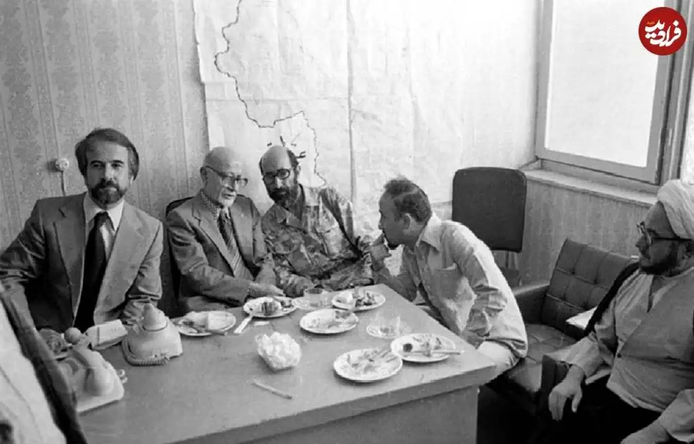 عکس؛ سفر در زمان؛ «محمدصادق خلخالی در کنار بازرگان و چمران در کردستان»؛ سال 58