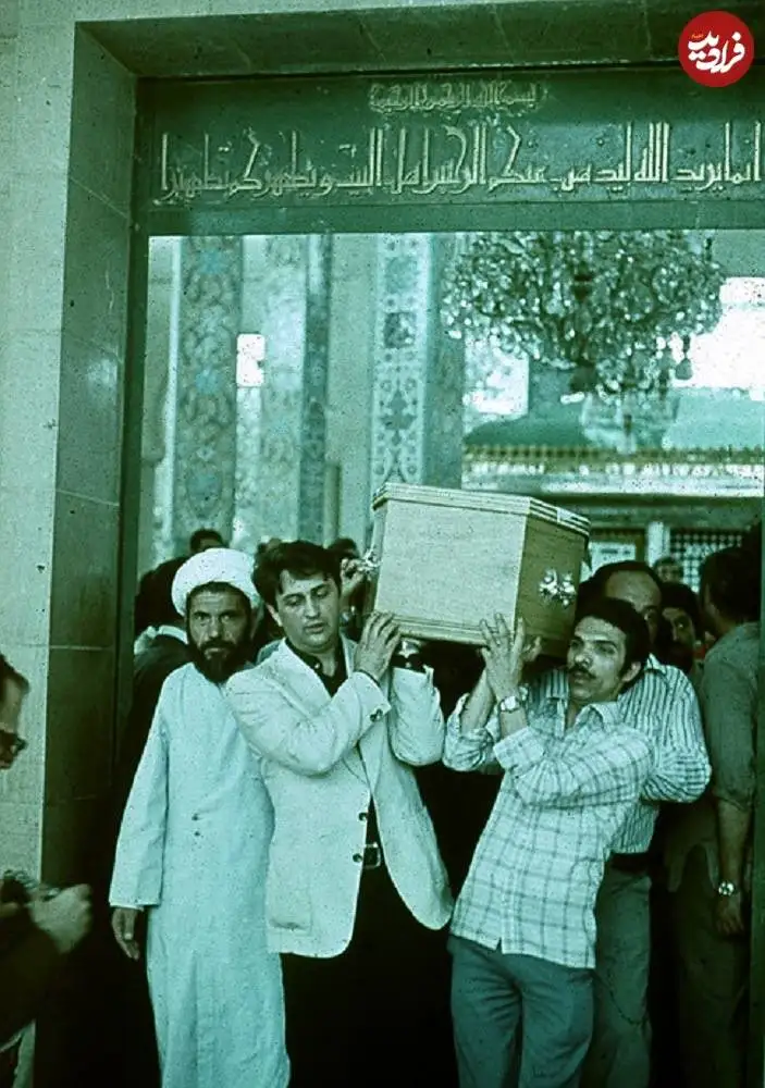 عکس؛ سفر در تاریخ؛ «محمد مفتح و صادق طباطبایی در حال حمل تابوت دکتر شریعتی در سوریه»؛ سال 56