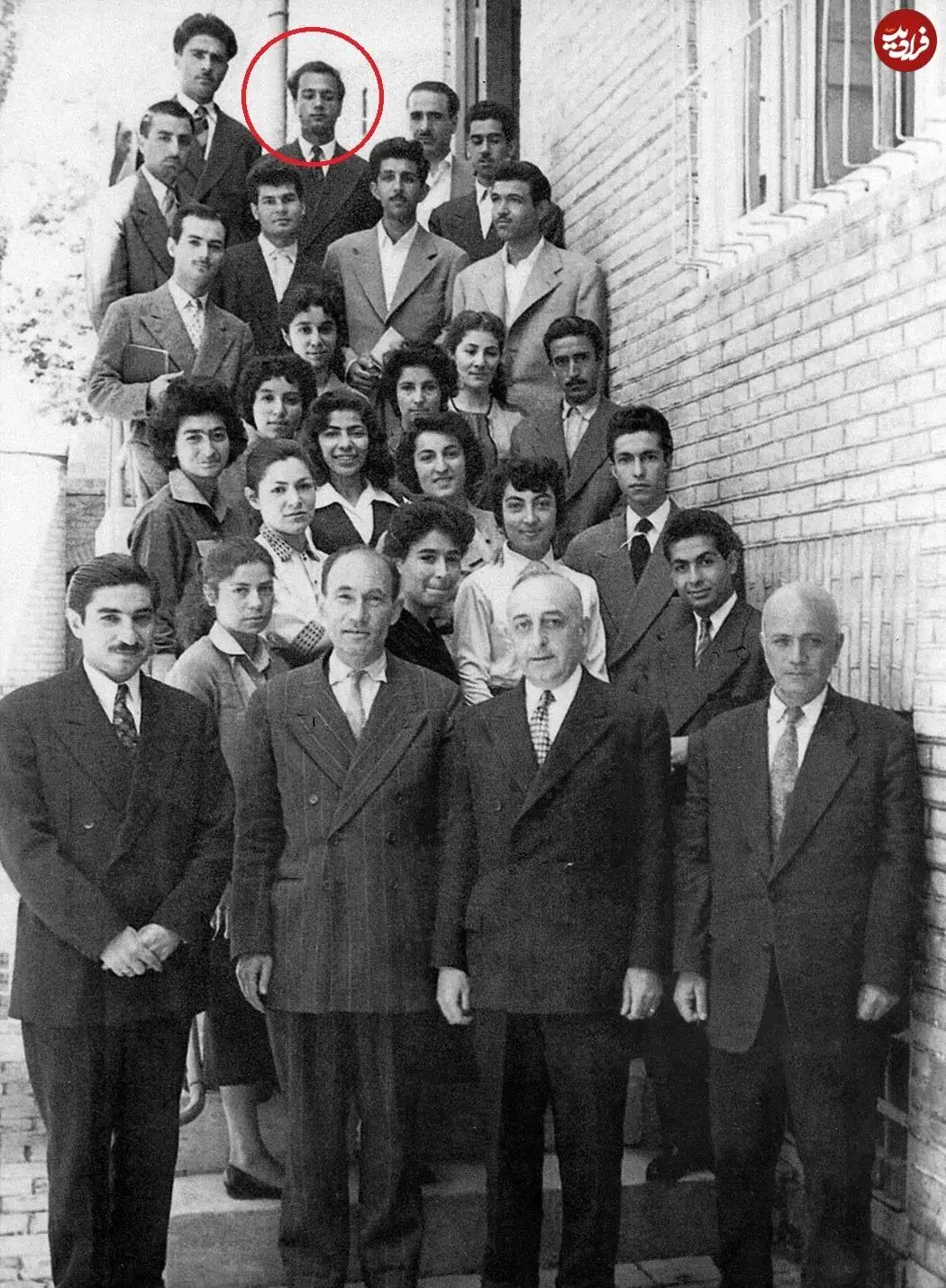 عکس؛ سفر در زمان؛ «دکتر شریعتی در کنار همکلاسی ها و استادهایش»؛ سال 1337