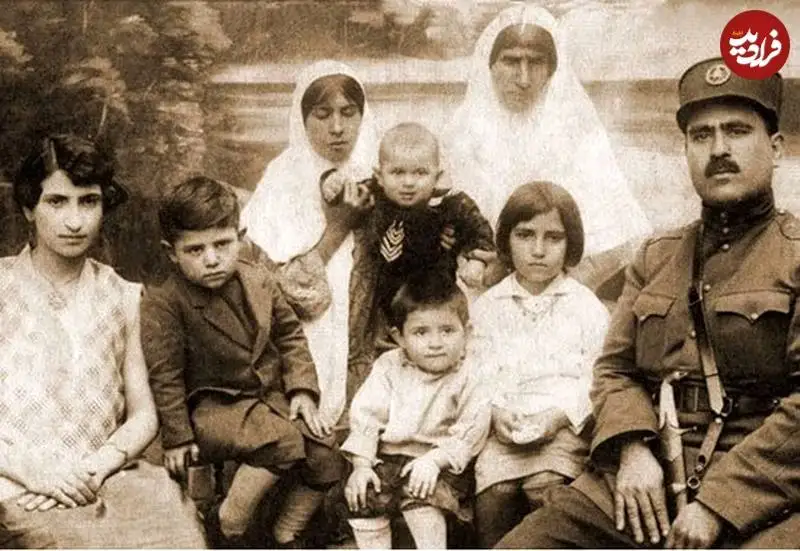 عکس؛ سفر به تاریخ؛ «احمد شاملو» در 7 سالگی در کنار خانواده و پدر نظامی اش