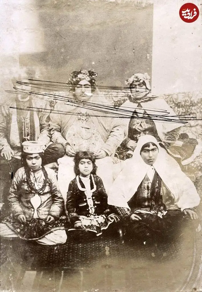 عکس؛ سفر در زمان؛ «زنان مطرب و لباسدار حرم سرای ولیعهدِ احمدشاه»؛ دهه 1290