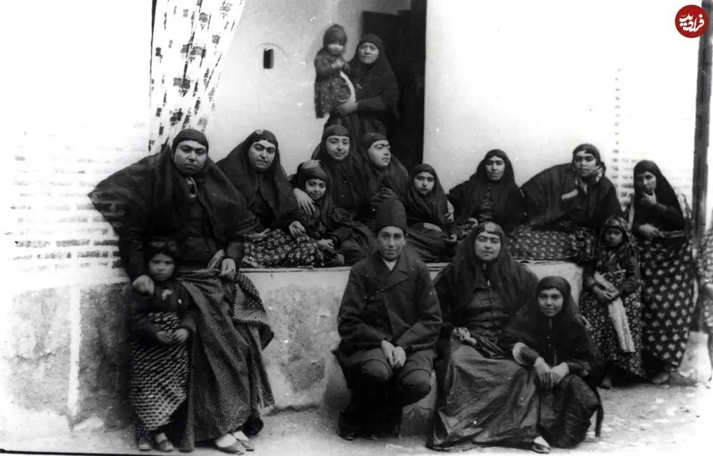 عکس؛ سفر به تاریخ؛ مهمانی «زنان حرمسرا» جلوی اتاق «فخرالدوله، دختر ناصرالدین شاه»