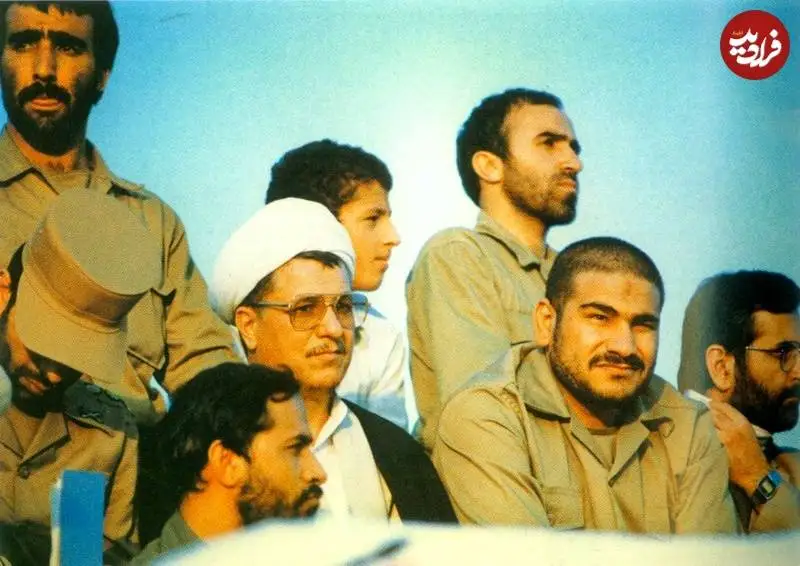 عکس؛ سفر به تاریخ؛ «هاشمی رفسنجانی» در کنار «علی شمخانی» در میان رزمندگان در جبهه