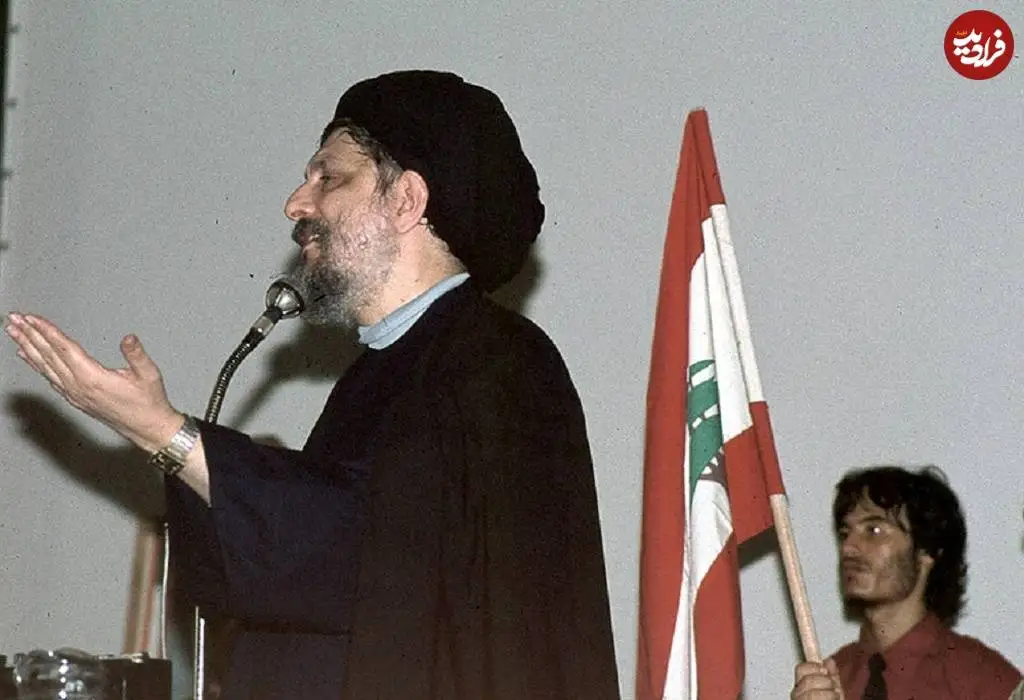 عکس؛ سفر در زمان؛ «امام موسی صدر در حال سخنرانی در مراسم چهلم دکتر شریعتی در بیروت»؛ سال 56