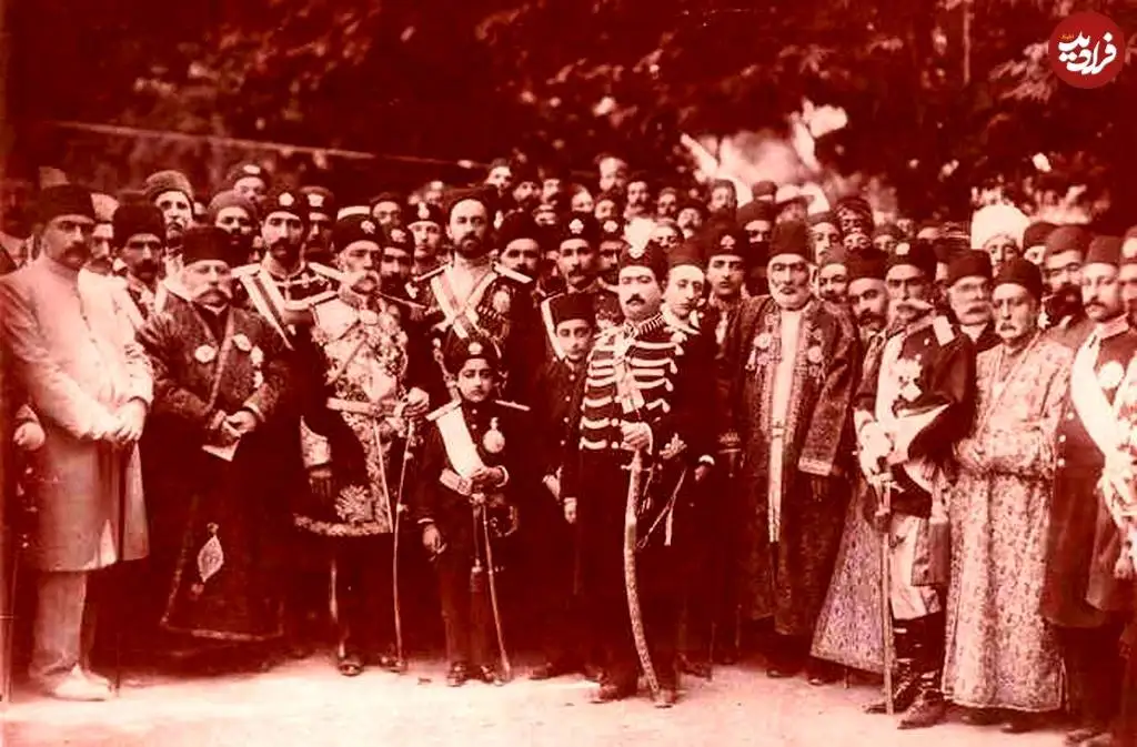 عکس؛ سفر در زمان؛ «محمدعلی شاه در کنار ولیعهدش و اعضای دربار»؛ سال 1286