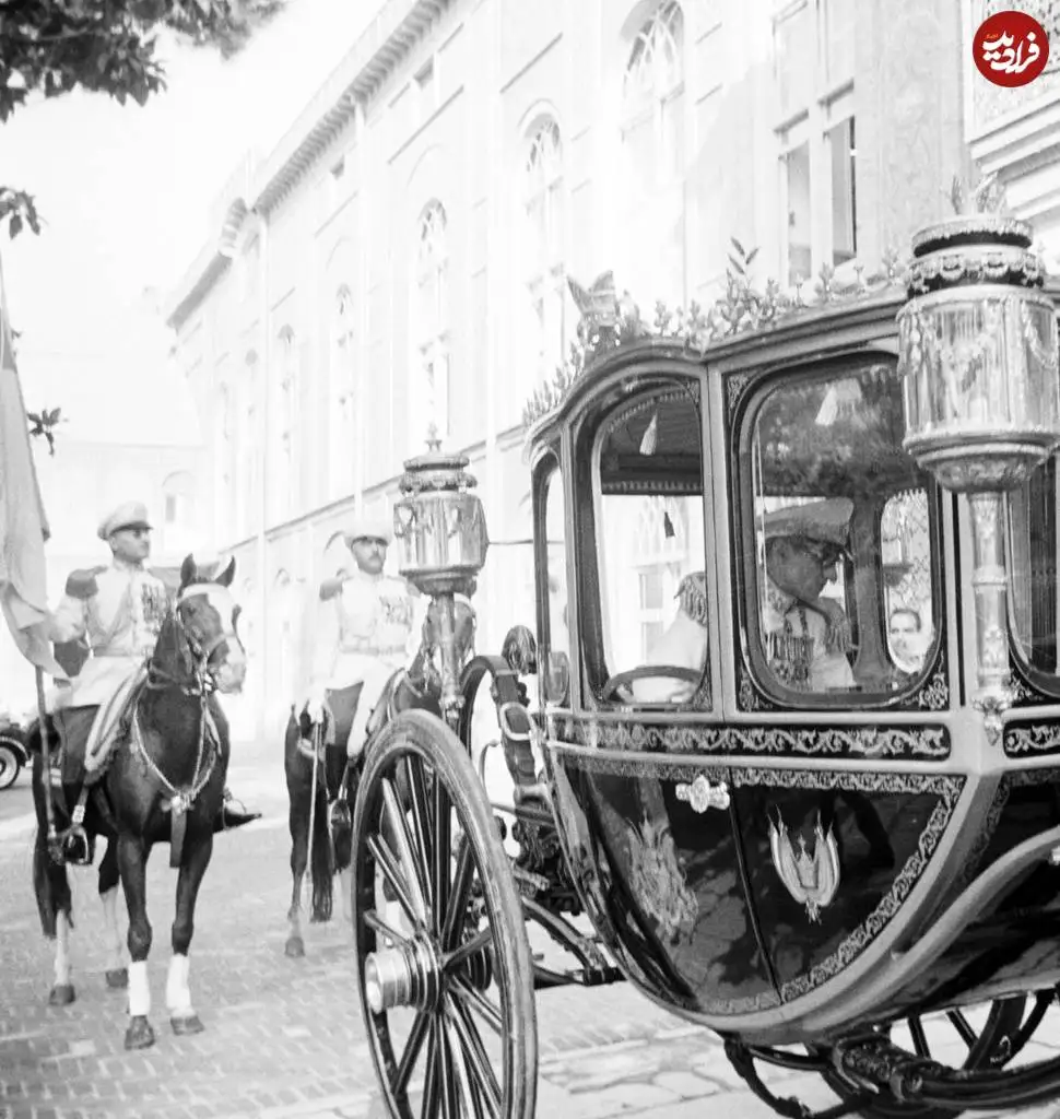 عکس؛ سفر در زمان؛ «کالسکه سلطنتی محمدرضا پهلوی در مقابل کاخ گلستان»؛ سال 1343