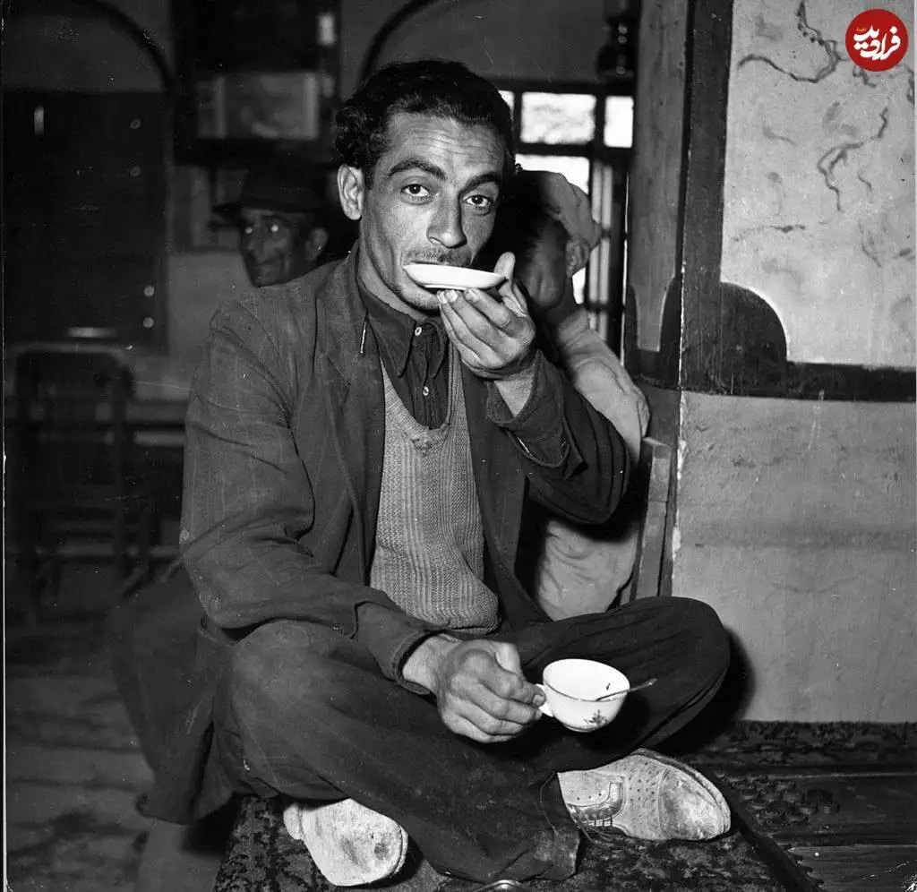 عکس؛ سفر در زمان؛ «استاد بنای تهرانی در یک قهوه خانه در حال چای خوردن»؛ دهه 40
