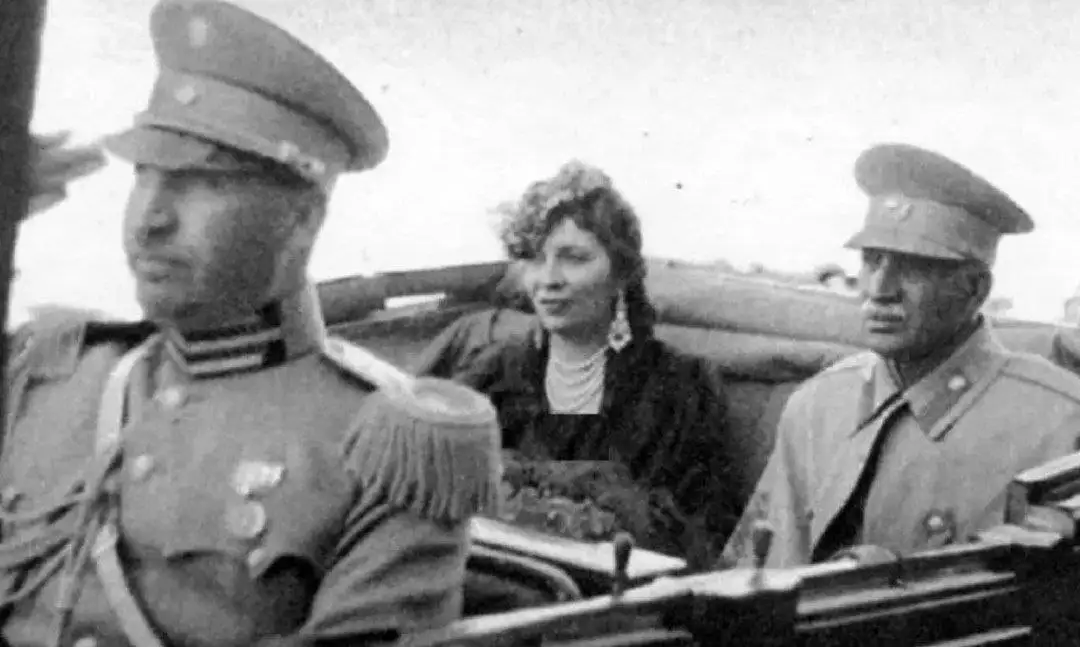 عکس؛ سفر به ایران قدیم؛ رضاشاه و نازلی صبری ملکه مصر در سال 1313