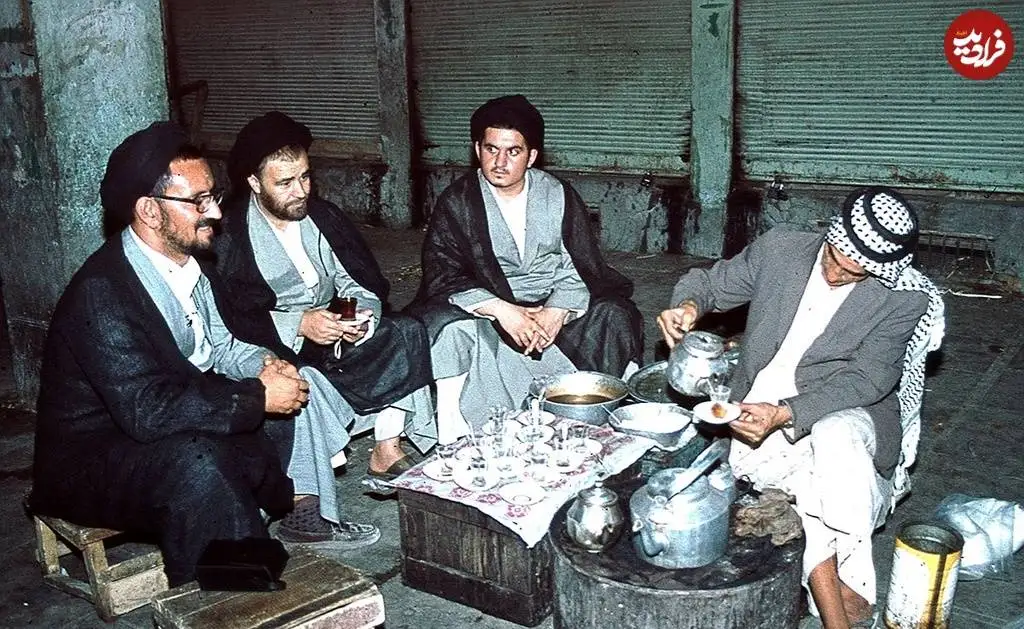 عکس؛ سفر در زمان؛ «محمود دعایی، سیداحمد و سیدحسین خمینی» در حال صبحانه خوردن در کربلا»؛ سال 56