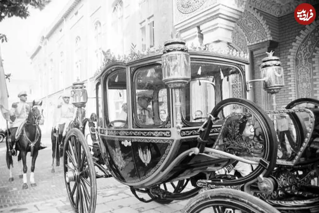 عکس؛ سفر در زمان؛ «کالسکه سلطنتی محمدرضا پهلوی در مقابل کاخ گلستان»؛ سال 1343