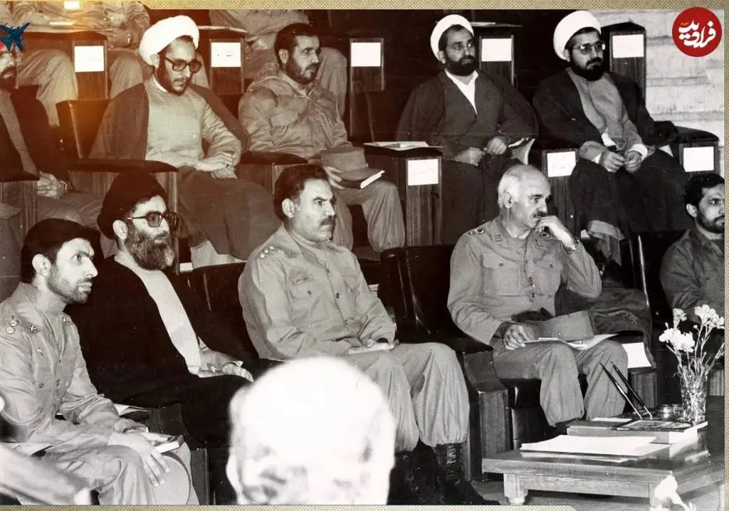 عکس؛ سفر در زمان؛ «روحانی، صیاد شیرازی و رهبر انقلاب» در یک جلسه نظامی؛ دهه 60