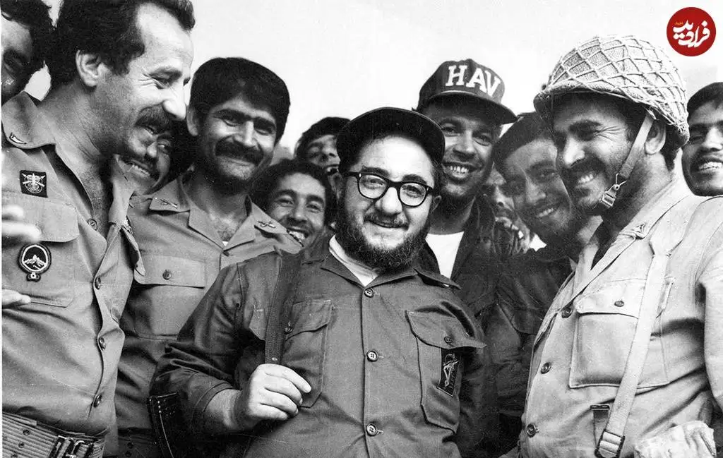 عکس؛ سفر در زمان؛ «محمدصادق خلخالی با اسلحه روی دوش در جبهه»؛ دهه 60